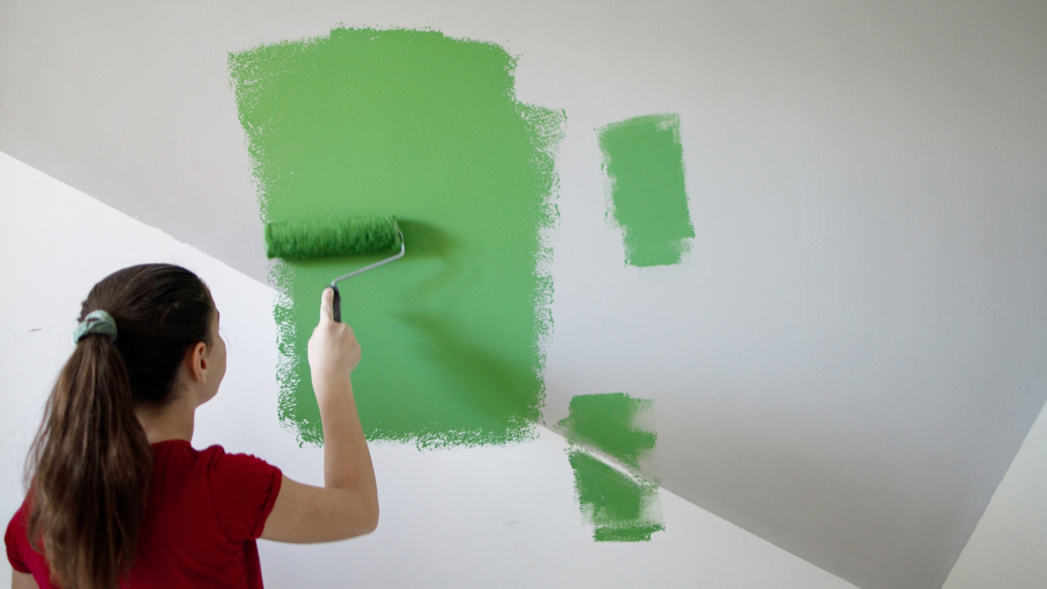 devojica farba zid sobe u zelenu boju